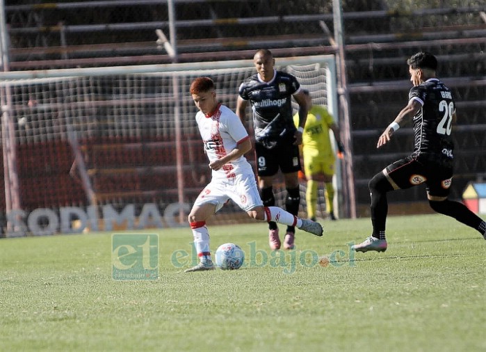 Mientras estuvo en cancha, el juvenil Raimundo Díaz le dio frescura y ganas al mediocampo sanfelipeño (Foto: Jaime Gómez Corales). 