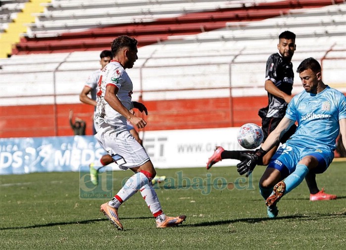 Bairo Riveros falla en el finiquito en una de las grandes posibilidades de gol de los sanfelipeños (Foto: Jaime Díaz Corales). 