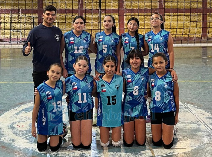 Plantel U12 de Unión Volley que clasificó invicto a la final del campeonato local.