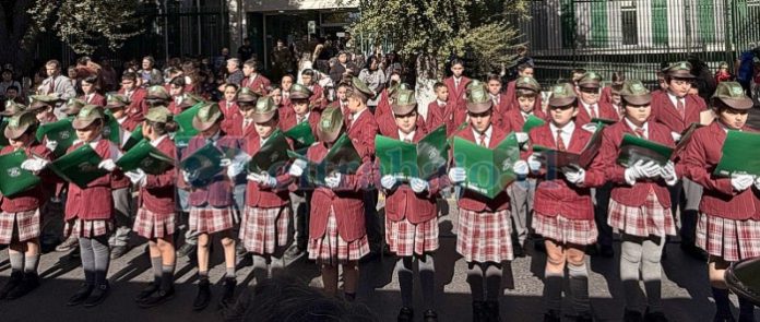 Más de 150 estudiantes del Colegio Alonso de Ercilla participaron en el desfile en honor a Carabineros.