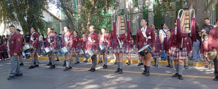 Los alumnos rindieron un emotivo saludo en el aniversario de Carabineros de Chile, entonando el himno institucional y la tradicional canción Cumpleaños Feliz.