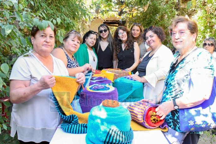 Más de 500 mujeres de distintos sectores de la comuna han participado en esta iniciativa, que ya supera los 2,8 kilómetros de tejido.