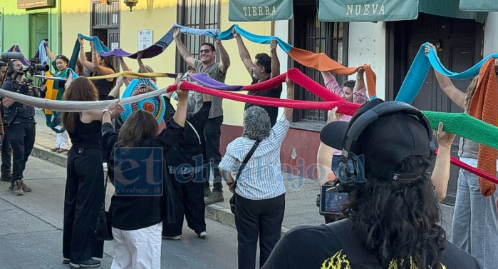 El animador Francisco Saavedra y Pedro Ruminot visitaron Putaendo junto a su equipo para conocer en terreno el proceso de la bufanda más larga de Chile.
