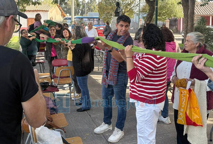 El periodista Juan Pablo Queraltó encabezó la primera medición oficial de la bufanda en Rinconada de Silva, junto al equipo de Sabingo.