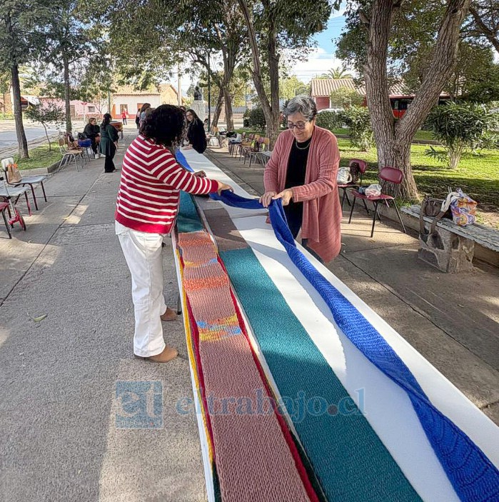 La unión de los lienzos se realiza en dependencias de DIDECO, en la etapa final previa a la medición definitiva de la bufanda.