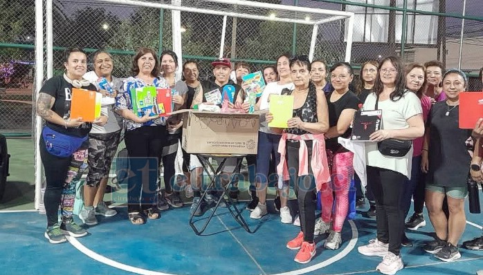 Vecinos de Villa El Señorial organizando y clasificando la ayuda recolectada.