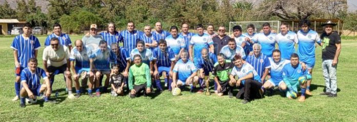 Representantes del Club Hernán Pérez Quijanes de San Felipe y Unión Nalhuitad de Castro.