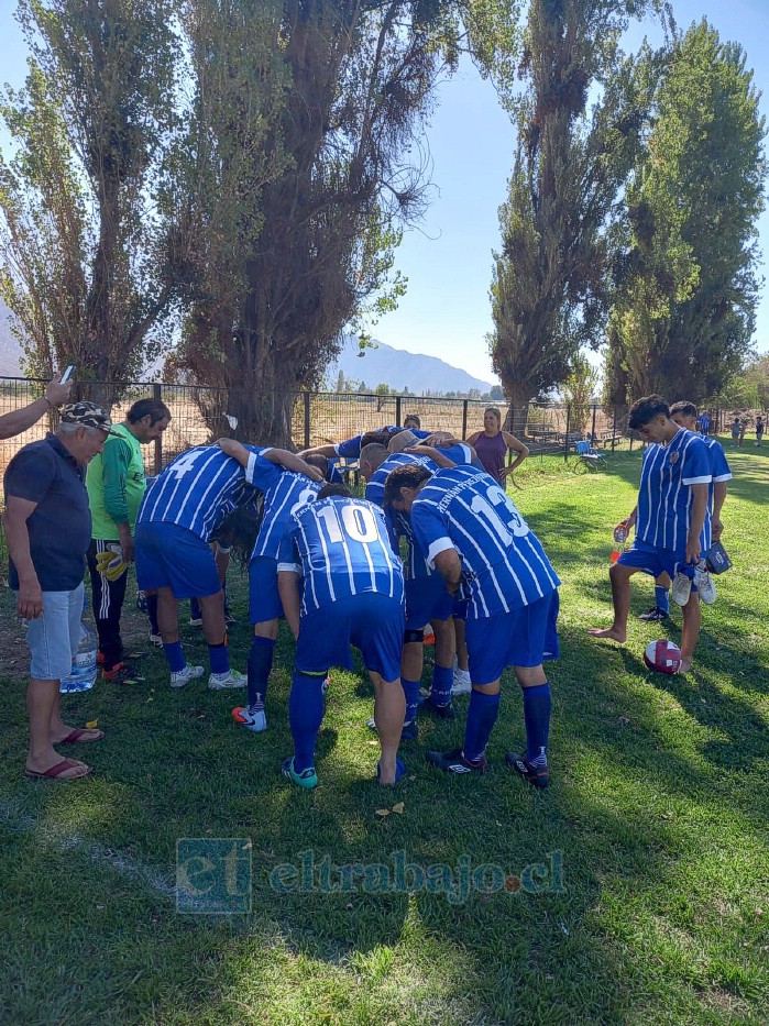 El club Hernán Pérez Quijanes de San Felipe en la previa del encuentro amistoso disputado en la cancha de Bellavista.