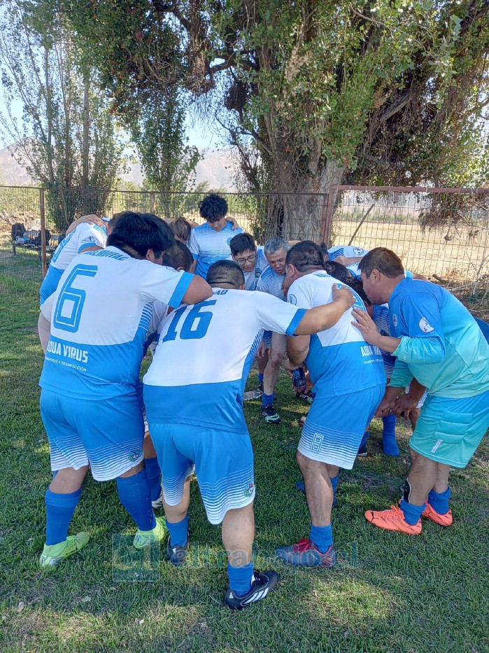 Jugadores de Unión Nalhuitad de Castro afinando detalles antes del partido amistoso en su visita al Valle del Aconcagua.