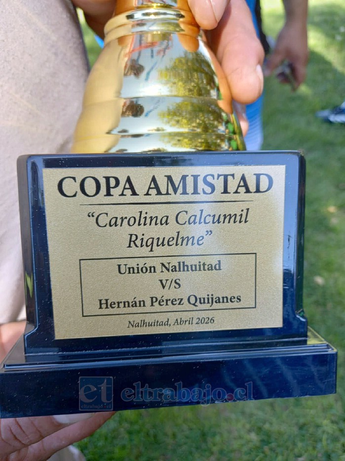 La copa en honor a Carolina Calcumil Riquelme, símbolo del campeonato que une a ambos clubes en torno a la amistad.