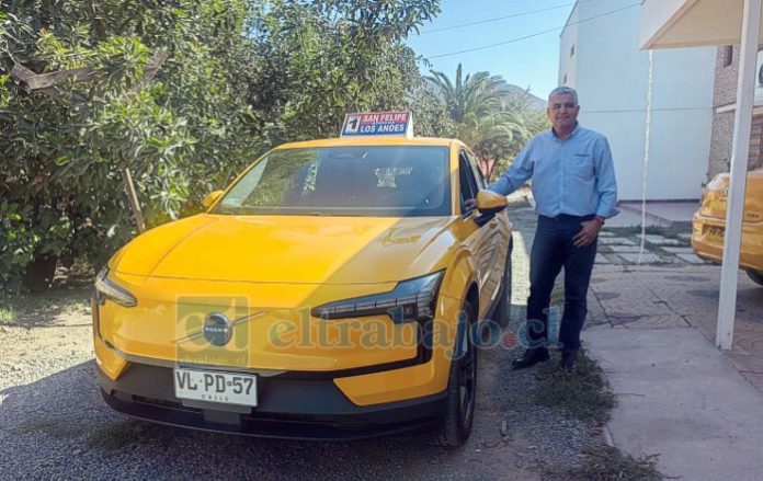 Rodrigo Chinchón junto a su vehículo eléctrico, con el que comenzó a operar como colectivo en el Valle de Aconcagua.