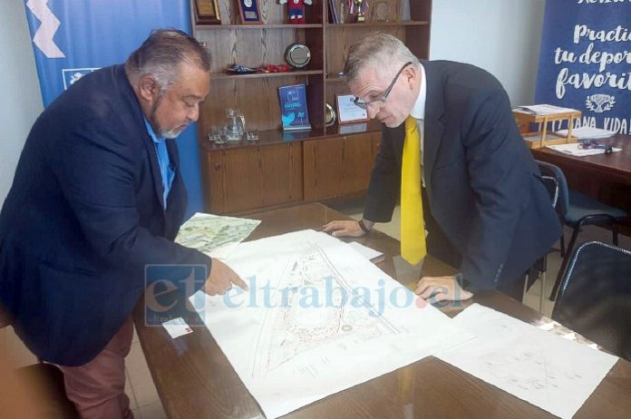 El concejal de San Felipe y presidente de la Comisión de Deportes, Guillermo Lillo, junto al director del Instituto Nacional de Deportes (IND), Alejandro Blamey Alegría, tras la reunión en la que abordaron avances y proyectos deportivos para la comuna.
