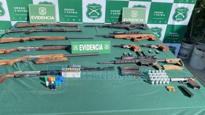 Estas son las armas y parte de las municiones incautadas.