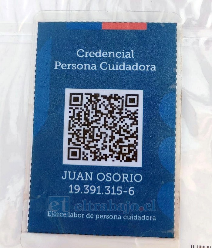 Credencial de Juan Osorio, que lo acredita como cuidador de su pareja en situación de discapacidad.