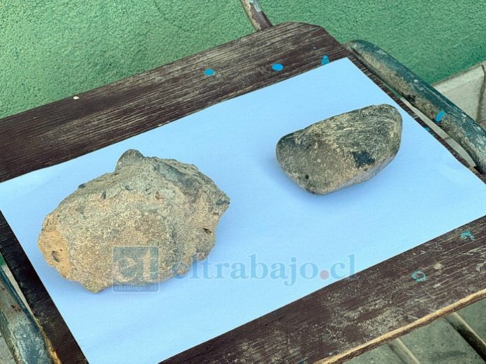 Estas son las piedras lanzadas al vehículo municipal.
