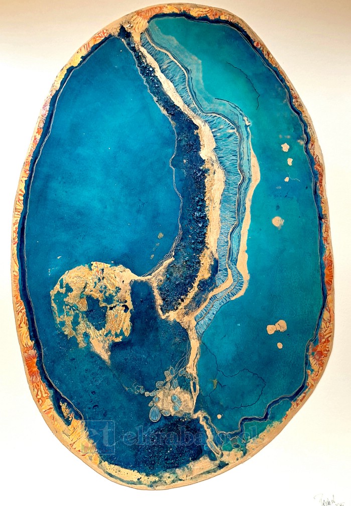 Las obras de Paula destacan por su técnica mixta en acuarela, intervenida con cristales como amatista y cuarzo.