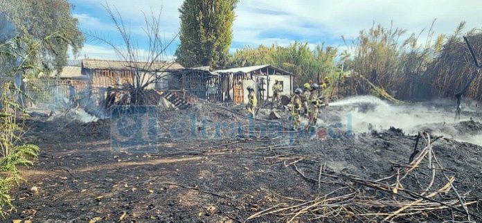 Incendio destruyo una vivienda en el sector de San Pedro en Los Villares.