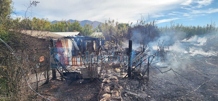 El incendio dejó también daños en una segunda casa.