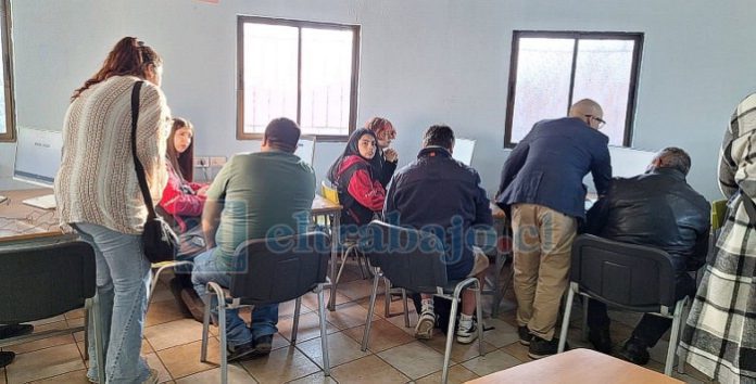 Miles de personas ya han realizado su Operación Renta en el Liceo Roberto Humeres de San Felipe.