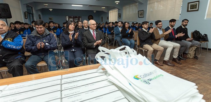 Director, profesores y alumnos del establecimiento sanfelipeño.