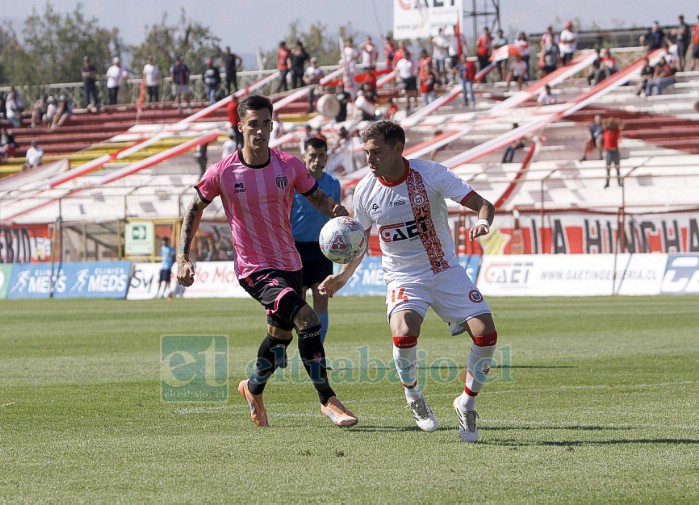 Ignacio Jara controla ante la férrea marca de un defensor de Magallanes (Foto: Jaime Gómez Corales).