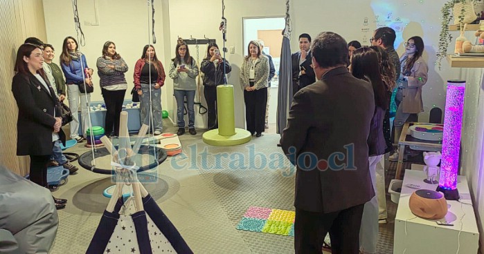 La nueva sala de neurobienestar cuenta con implementos sensoriales diseñados para apoyar la regulación emocional de los estudiantes.