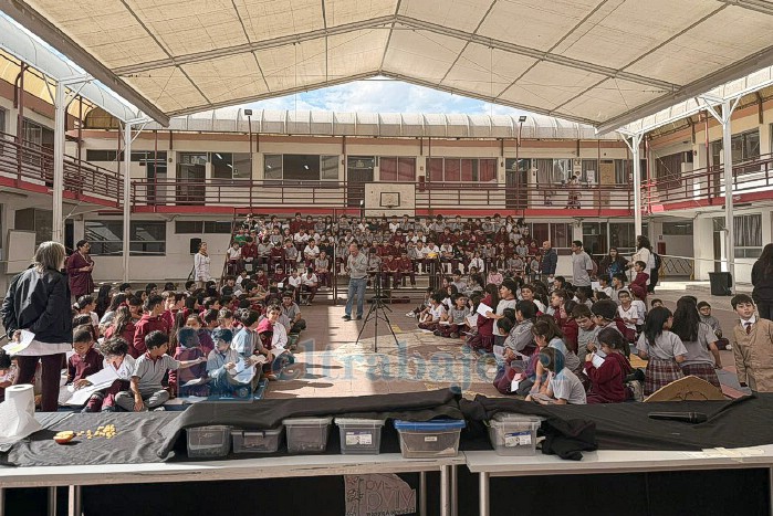 Estudiantes del Colegio Alonso de Ercilla participaron activamente en la jornada, conociendo de cerca diversas especies exóticas.
