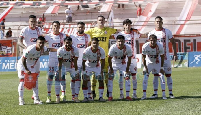 Este fue once titular albirrojo que empezó el último encuentro (Foto: Jaime Gómez Corales).