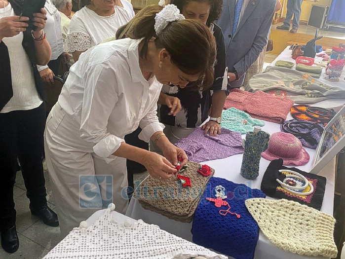 María Pía Adriasola compartió con las mujeres de los talleres femeninos. 