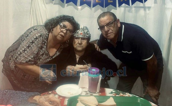 La festejada junto a sus hijos Iris y Juan Aros González.