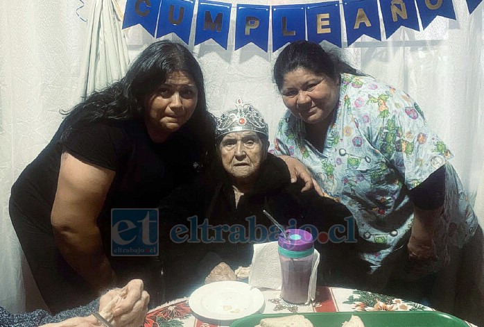 Dos de las auxiliares de turno en la ocasión posaron también junto a la cumpleañera.