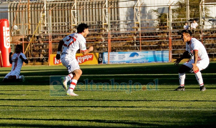 Luis García y dos de sus compañeros celebran eufóricos el gol del triunfo.