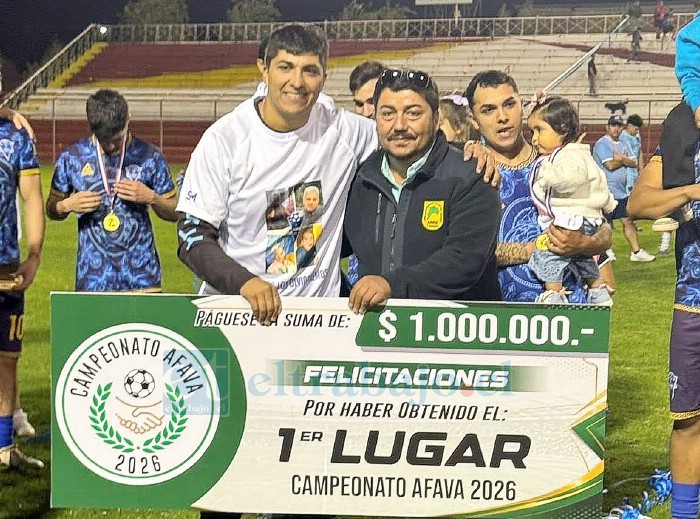 El alto directivo del balompié aficionado regional, Eduardo Madrid, entregó el cheque de premio al club campeón (Foto: Ptdo Deporte). 