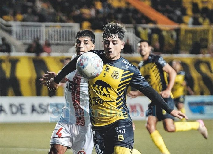 Una constante del partido: ver a los jugadores del Uní Uní tras los de San Luis.