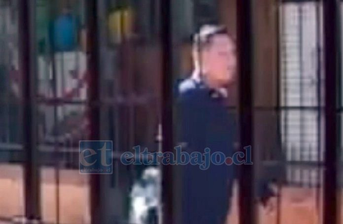 Registro de una cámara de seguridad del hombre que estaría vinculado al hecho.