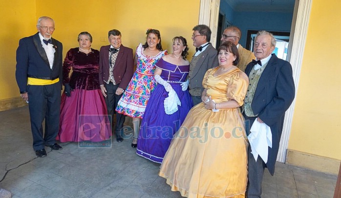 Agrupación Tradiciones, encargada de abrir el evento con una muestra de danzas coloniales.