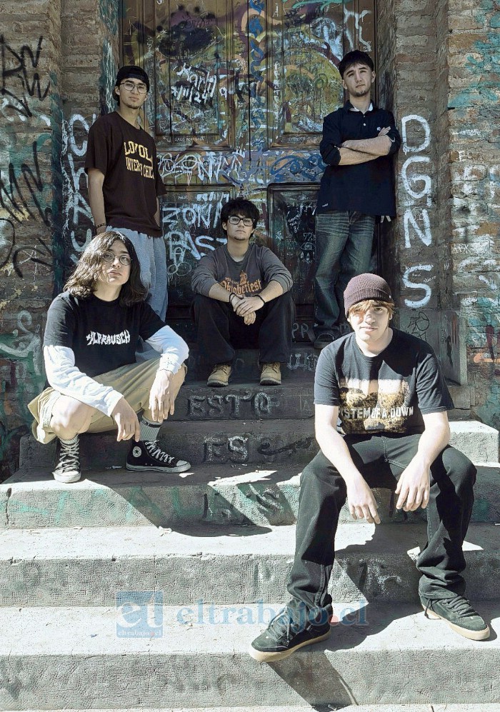 Integrantes de la banda Vitalis del Liceo Maximiliano Salas Marchán representarán a la comuna de Los And es en el Festival Nacional de Rock ‘Arte al Patio’, que se realizará en el Teatro Nescafé de las Artes.