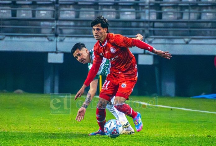 El charrúa Nicolás Brun intenta accionar ante el asedio de un jugador ‘pije’ (Foto: Gentileza Comunicaciones Deportes Temuco).