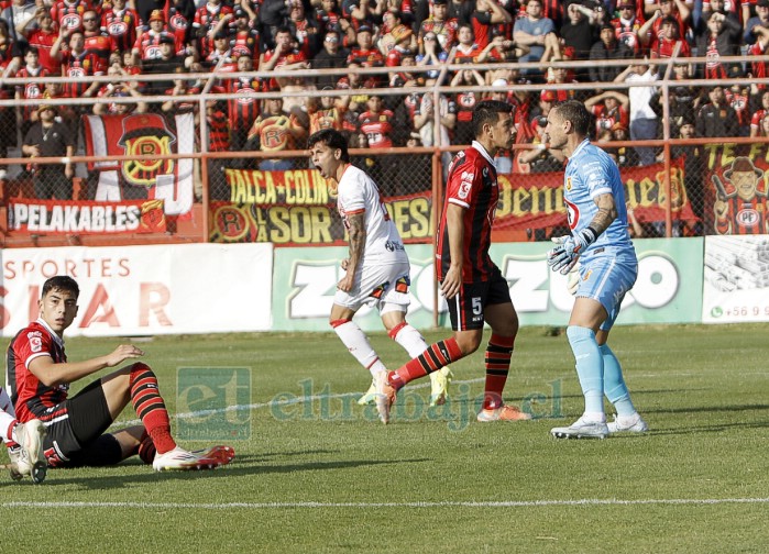 El charrúa Nicolás Brun sale a festejar la apertura del marcador (Foto: Jaime Gómez Corales).