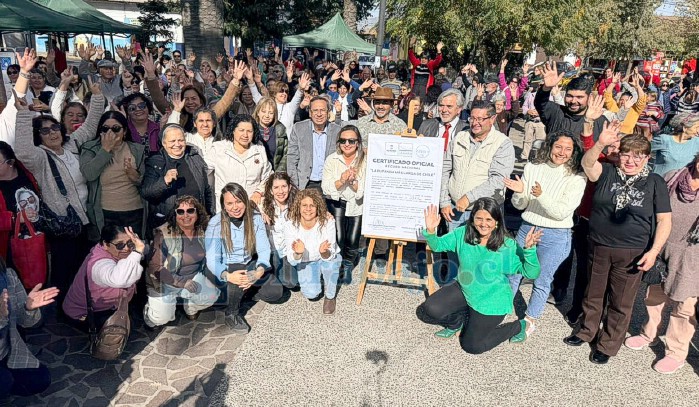 Mujeres fueron reconocidas por su tremenda labor tejiendo la bufanda.