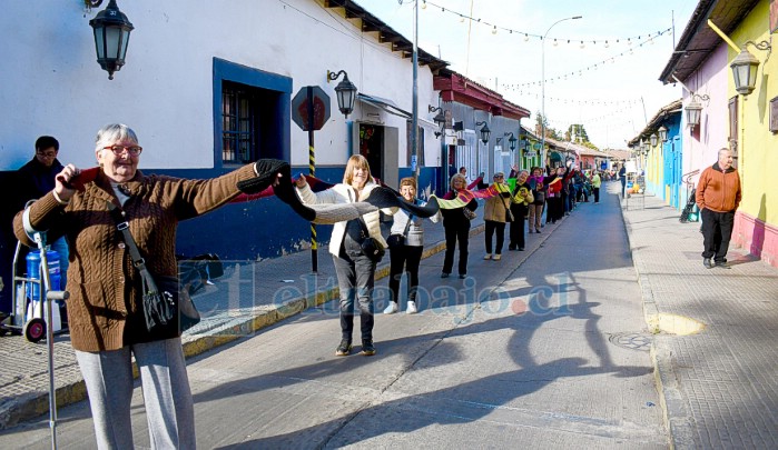 Vecinos y vecinas desplegaron la ‘Bufanda más larga de Chile’.