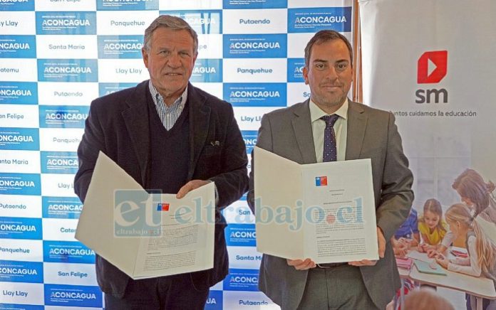 SLEP Aconcagua y Editorial SM en la firma del acuerdo.