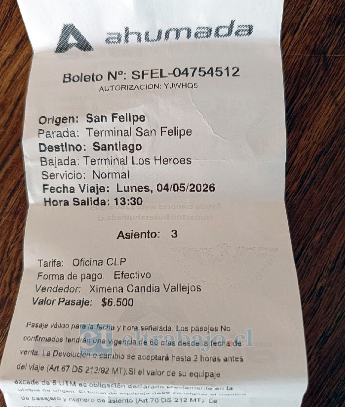 Ante la imposibilidad de salir en su vehículo, Carolina Álvarez debió trasladarse en bus a Santiago para no perder su control médico.