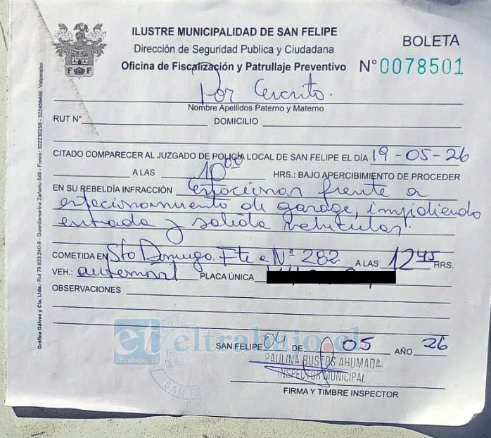 Personal municipal y Carabineros cursaron una infracción al vehículo mal estacionado, que mantenía bloqueada la salida del domicilio.