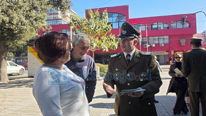 Carabinero orientando a la comunidad respecto a diversos servicios de la institución.