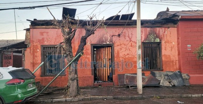Incendio destruyó vivienda en calle Carlos Condell.