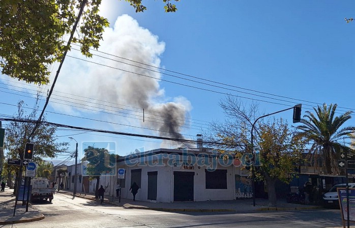 El humo era visible desde diversos sectores de la ciudad. 