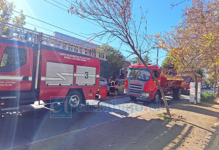Varias unidades de Bomberos trabajaron en la emergencia. 