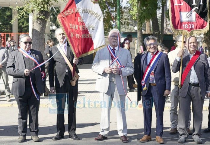 Formación de abanderados del liceo durante desfile aniversario 2025.