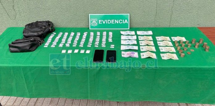Durante el procedimiento policial se incautaron dosis de pasta base y ketamina, además de dinero en efectivo y teléfonos celulares al interior del domicilio intervenido.